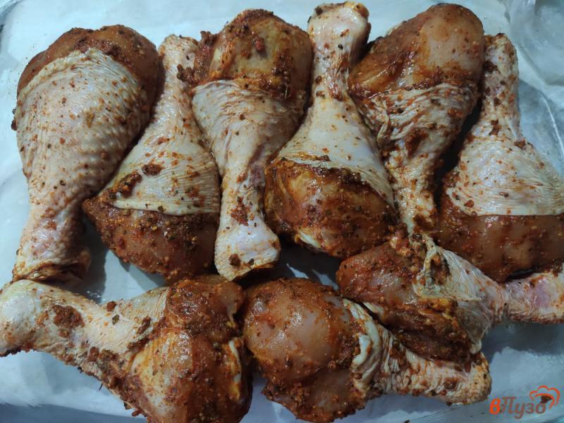 Фото приготовление рецепта: Куриные голени запечённые в сухом маринаде шаг №4