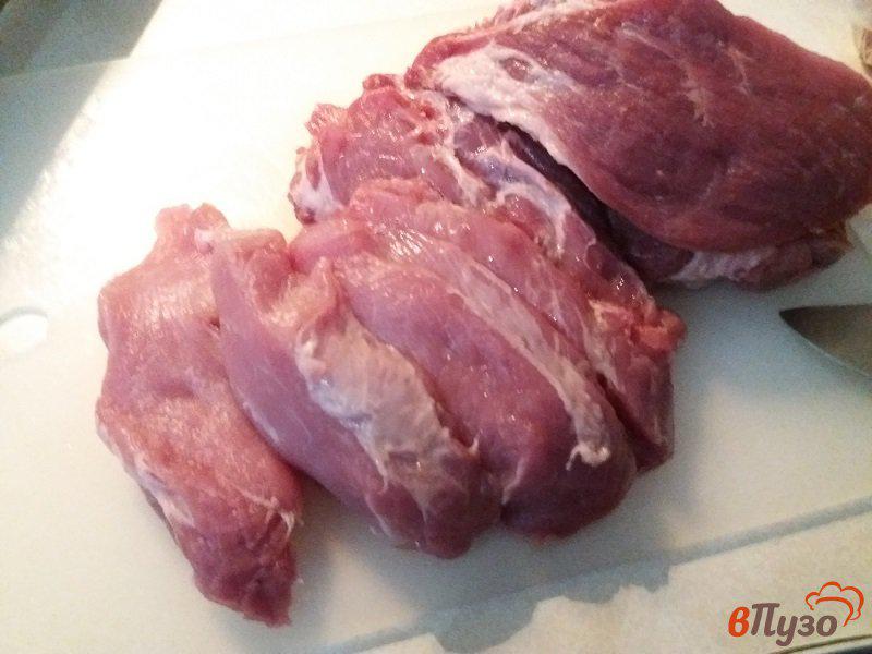 Фото приготовление рецепта: Запеченные отбивные из свинины с шампиньонами и картофелем шаг №2