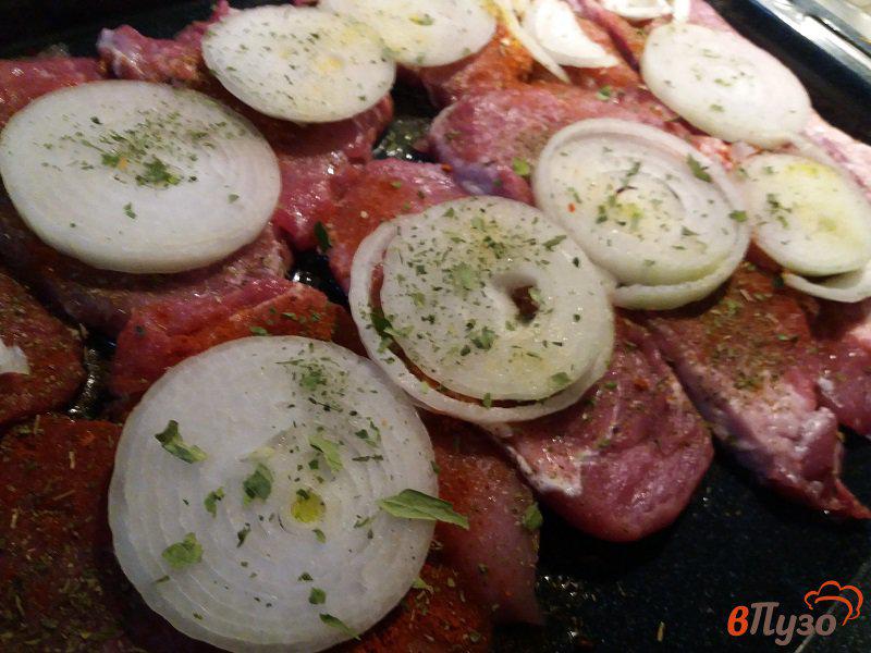 Фото приготовление рецепта: Запеченные отбивные из свинины с шампиньонами и картофелем шаг №4