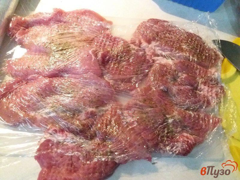 Фото приготовление рецепта: Запеченные отбивные из свинины с шампиньонами и картофелем шаг №3