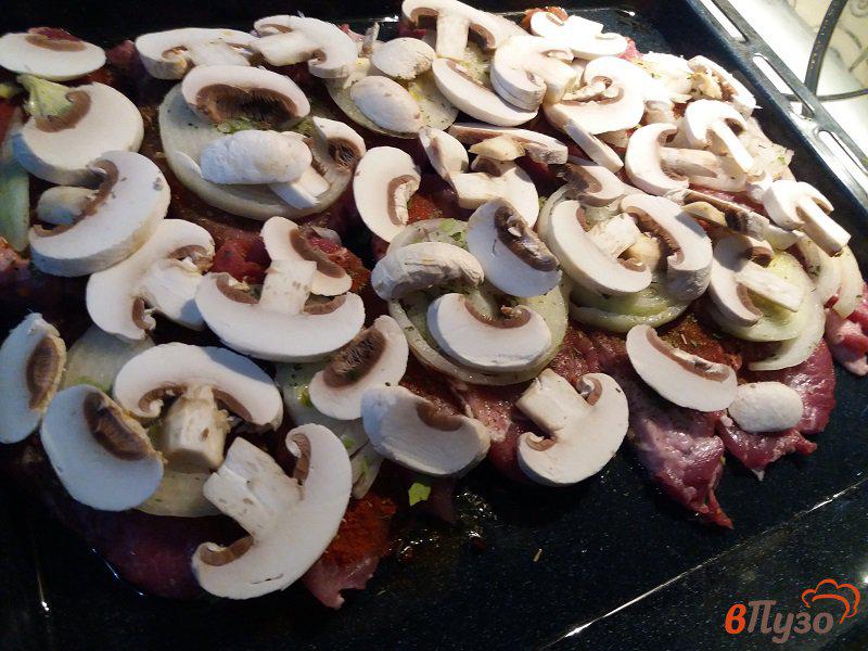 Фото приготовление рецепта: Запеченные отбивные из свинины с шампиньонами и картофелем шаг №7