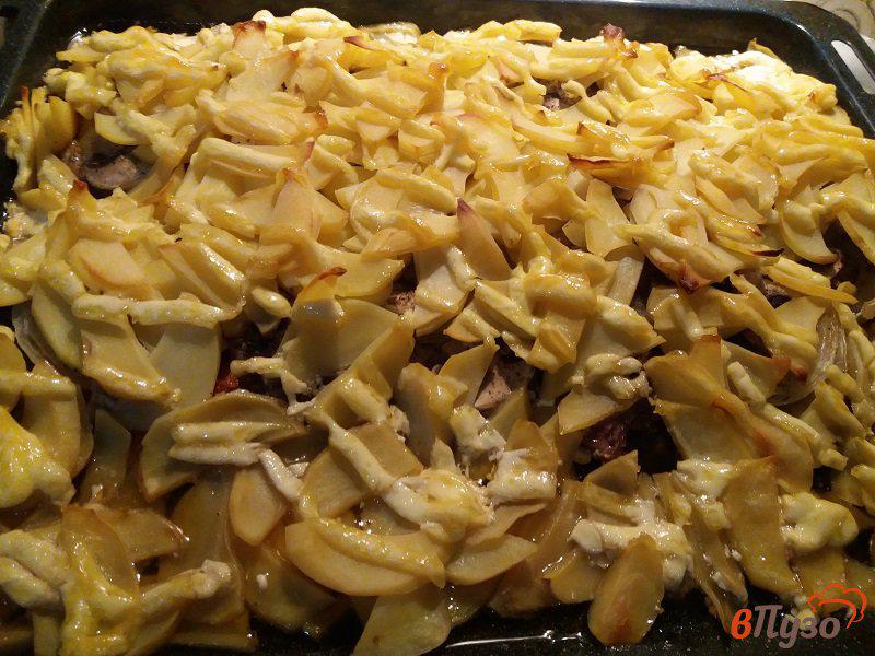 Фото приготовление рецепта: Запеченные отбивные из свинины с шампиньонами и картофелем шаг №9