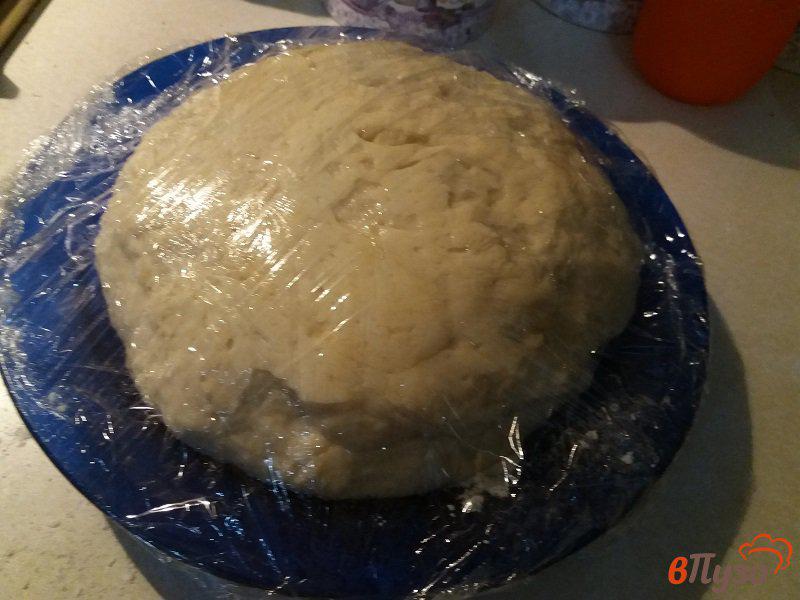 Фото приготовление рецепта: Жаренные пирожки с тушеной квашеной капустой и белыми грибами шаг №6