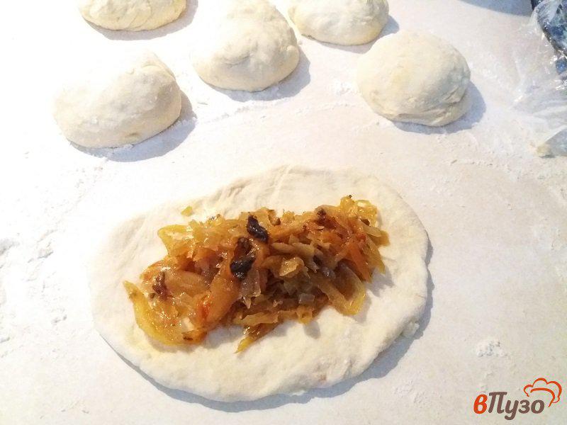 Фото приготовление рецепта: Жаренные пирожки с тушеной квашеной капустой и белыми грибами шаг №8