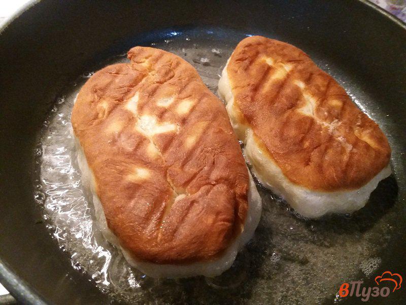 Фото приготовление рецепта: Жаренные пирожки с тушеной квашеной капустой и белыми грибами шаг №10