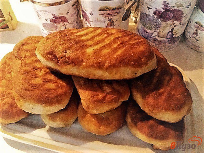 Фото приготовление рецепта: Жаренные пирожки с тушеной квашеной капустой и белыми грибами шаг №13