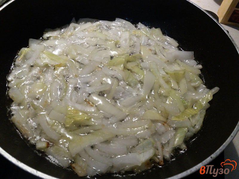 Фото приготовление рецепта: Картофельный салат с сервелатом и жаренными шампиньонами шаг №6