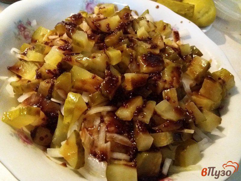 Фото приготовление рецепта: Картофельный салат с сервелатом и жаренными шампиньонами шаг №12