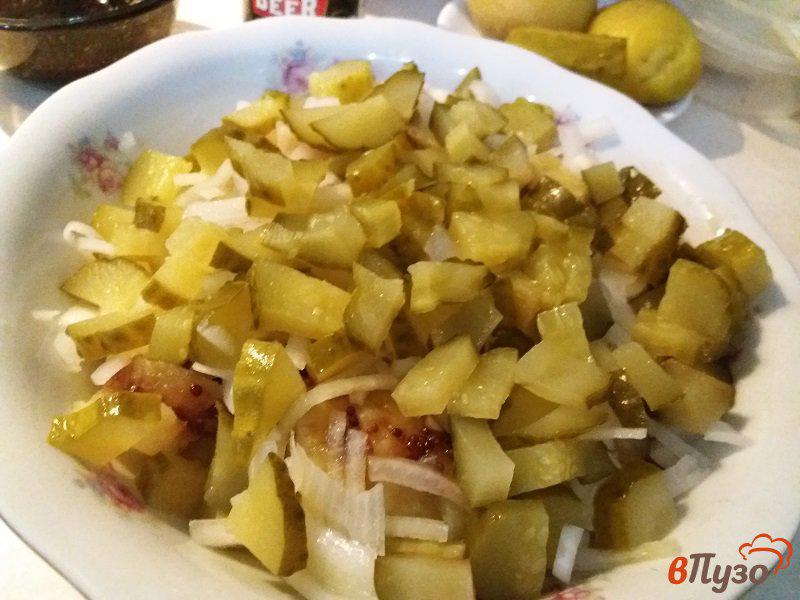 Фото приготовление рецепта: Картофельный салат с сервелатом и жаренными шампиньонами шаг №11