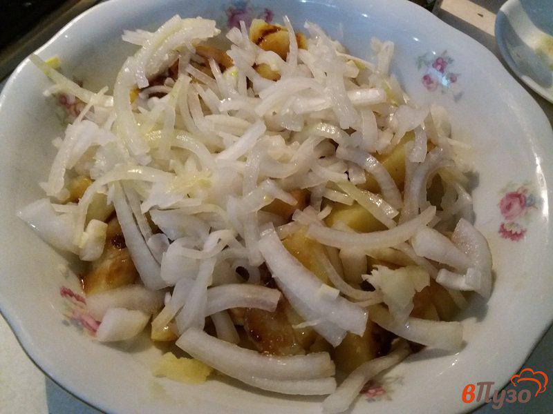 Фото приготовление рецепта: Картофельный салат с сервелатом и жаренными шампиньонами шаг №10