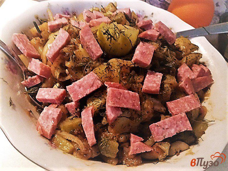 Фото приготовление рецепта: Картофельный салат с сервелатом и жаренными шампиньонами шаг №15