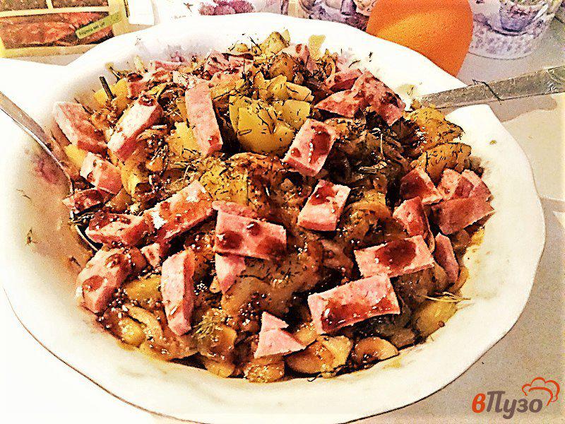 Фото приготовление рецепта: Картофельный салат с сервелатом и жаренными шампиньонами шаг №17