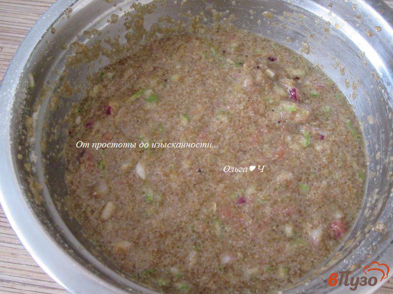 Фото приготовление рецепта: Котлеты из икры сазана с кабачком и помидором шаг №3