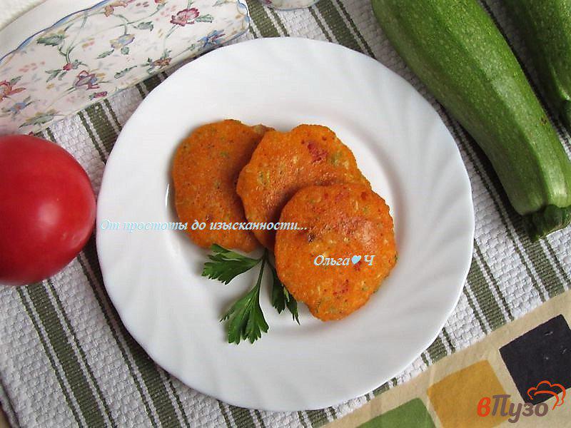 Фото приготовление рецепта: Котлеты из икры сазана с кабачком и помидором шаг №5