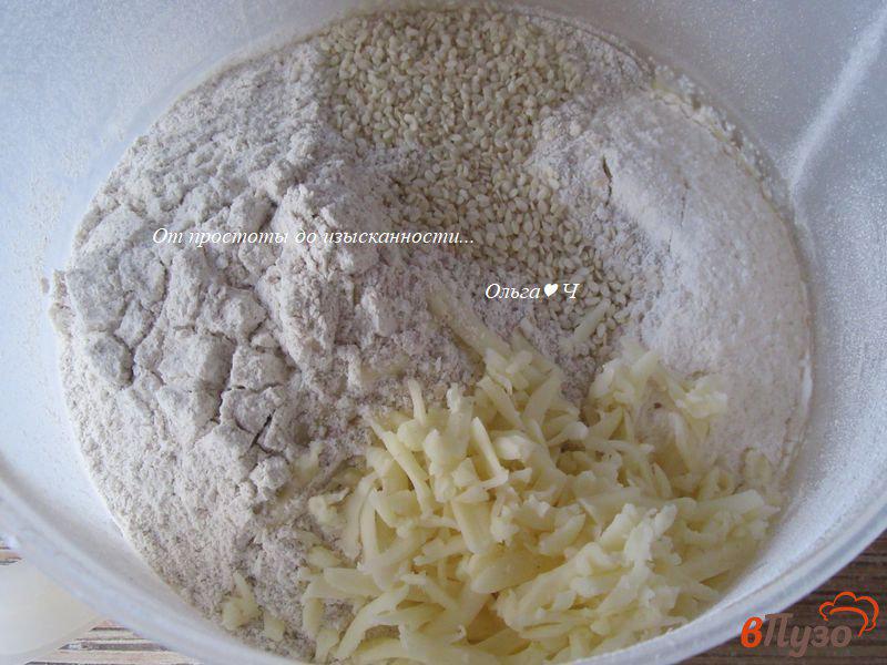 Фото приготовление рецепта: Творожно-сырные ржаные крекеры шаг №3