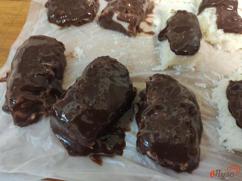 Фото приготовление рецепта: Кокосовые конфеты в шоколаде шаг №10