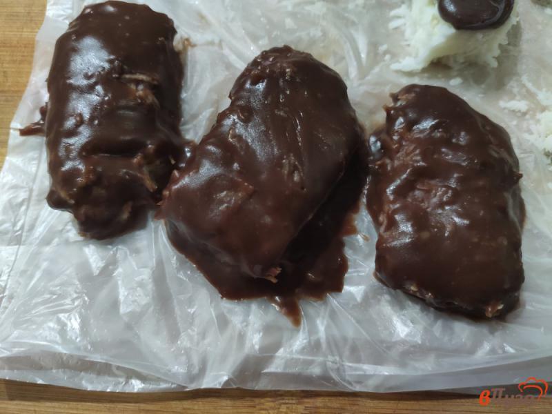 Фото приготовление рецепта: Кокосовые конфеты в шоколаде шаг №11
