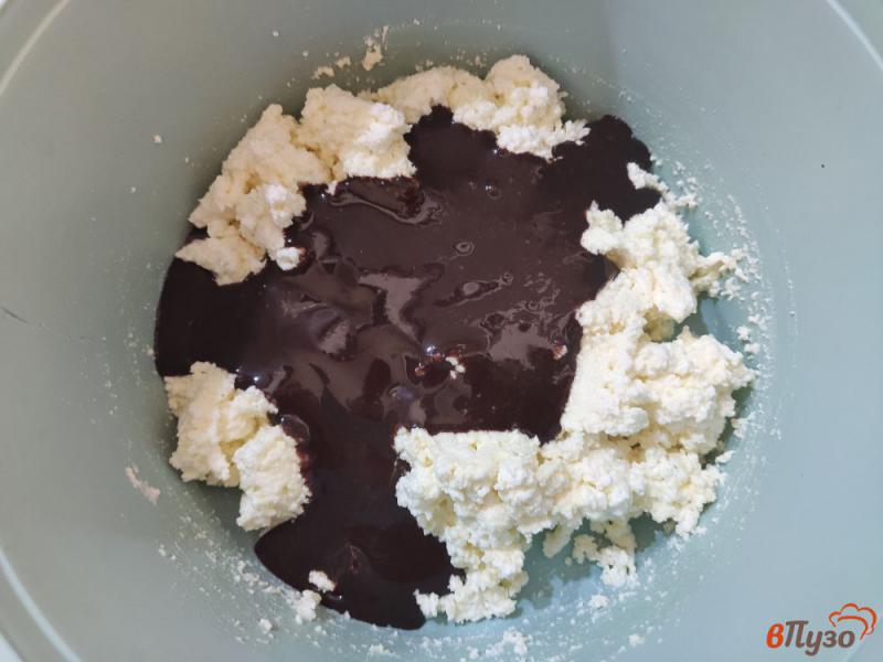 Фото приготовление рецепта: Творожные шоколадные оладьи шаг №4