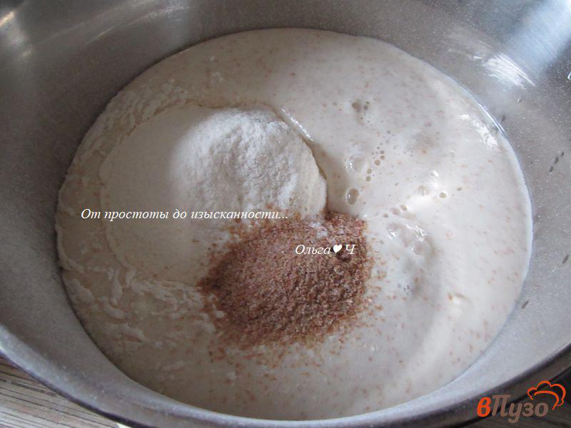 Фото приготовление рецепта: Темный хлеб с семечками на оливковом масле шаг №2