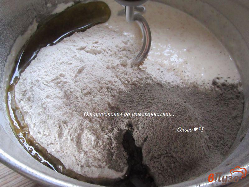 Фото приготовление рецепта: Темный хлеб с семечками на оливковом масле шаг №3