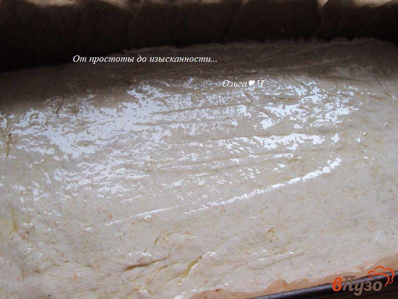 Фото приготовление рецепта: Темный хлеб с семечками на оливковом масле шаг №5