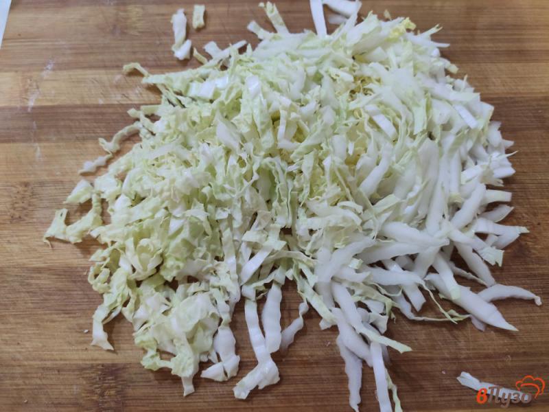 Фото приготовление рецепта: Салат из пекинской капусты с кукурузой и горошком шаг №1