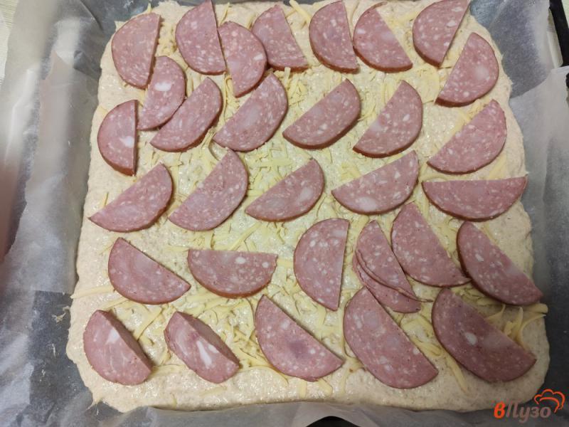 Фото приготовление рецепта: Пицца на дрожжевом тесте с курицей и колбасой шаг №12