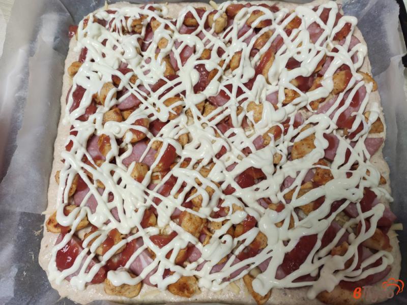 Фото приготовление рецепта: Пицца на дрожжевом тесте с курицей и колбасой шаг №15