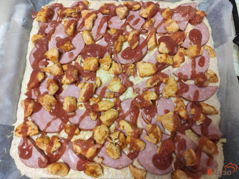 Фото приготовление рецепта: Пицца на дрожжевом тесте с курицей и колбасой шаг №14