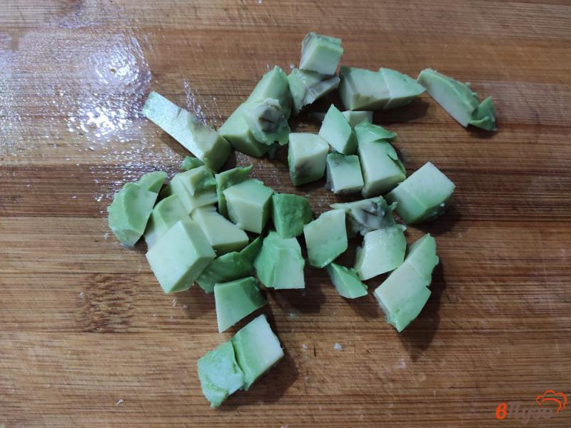Фото приготовление рецепта: Салат из куриного филе с авокадо шаг №4