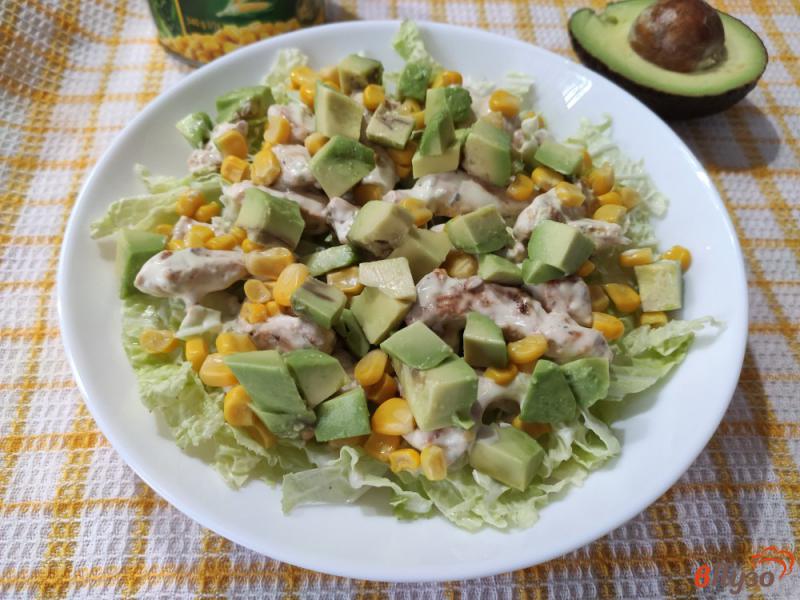 Фото приготовление рецепта: Салат из куриного филе с авокадо шаг №10