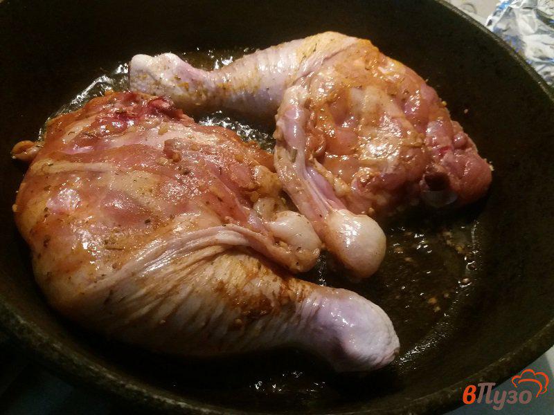 Фото приготовление рецепта: Жареные куриные окорочка шаг №5