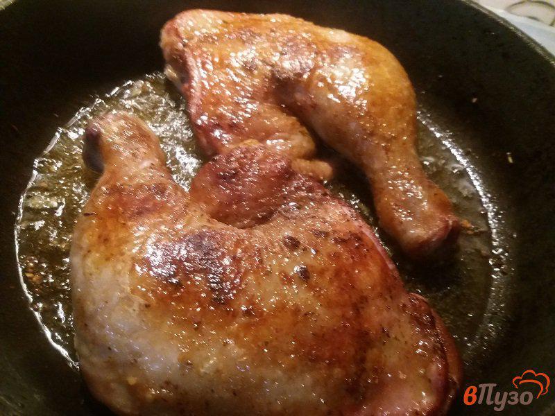 Фото приготовление рецепта: Жареные куриные окорочка шаг №6