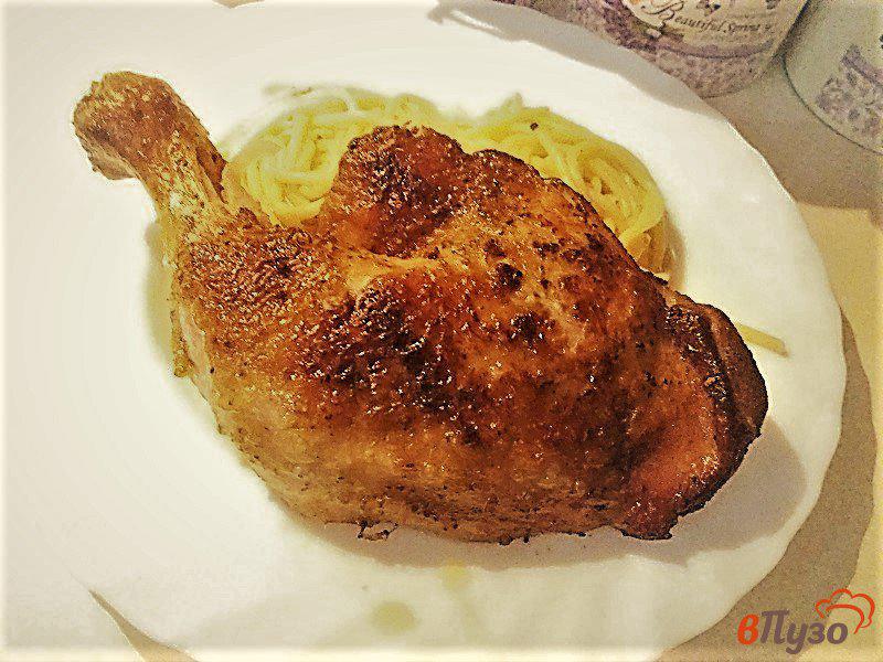 Фото приготовление рецепта: Жареные куриные окорочка шаг №9
