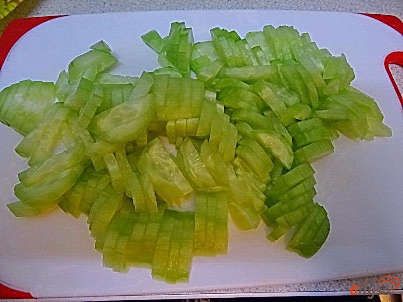 Фото приготовление рецепта: Салат с тунцом огурцом и перцем шаг №3