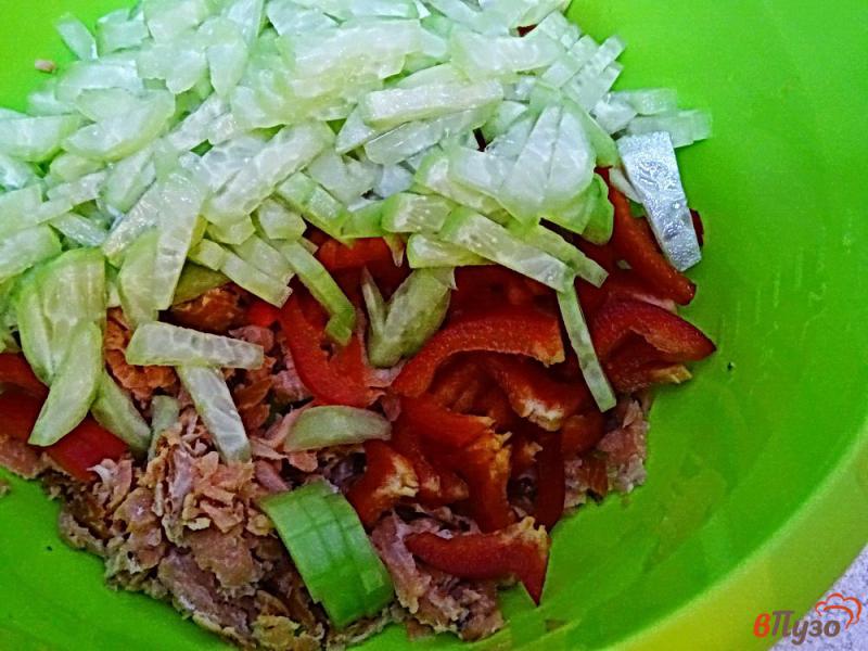 Фото приготовление рецепта: Салат с тунцом огурцом и перцем шаг №4