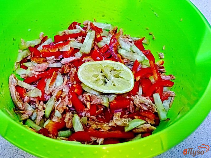 Фото приготовление рецепта: Салат с тунцом огурцом и перцем шаг №6