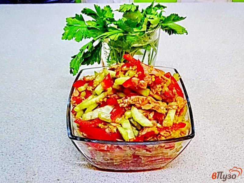 Фото приготовление рецепта: Салат с тунцом огурцом и перцем шаг №8