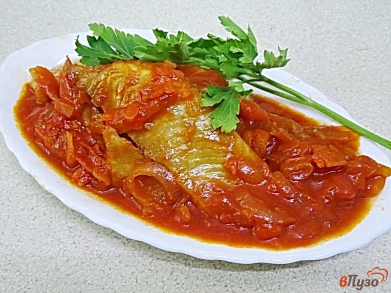 Фото приготовление рецепта: Тилапия в томатном соусе шаг №7
