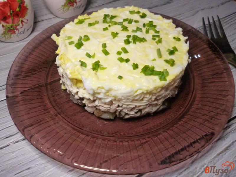 Фото приготовление рецепта: Салат с курицей и грибами шаг №7