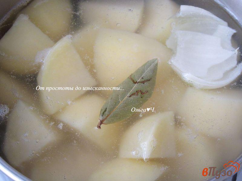 Фото приготовление рецепта: Картофельное пюре с соусом из зеленого лука шаг №1