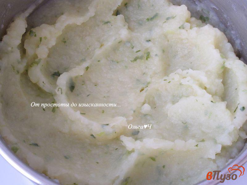 Фото приготовление рецепта: Картофельное пюре с соусом из зеленого лука шаг №3