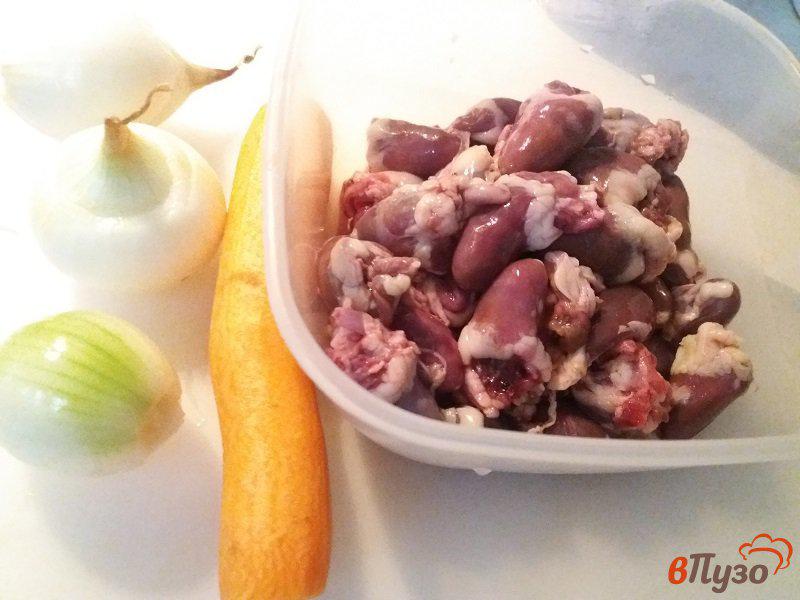 Фото приготовление рецепта: Тушеные куриные сердечки с картофелем в мультиварке шаг №1