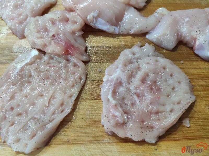 Фото приготовление рецепта: Куриные отбивные в панировке из грецких орехов шаг №2