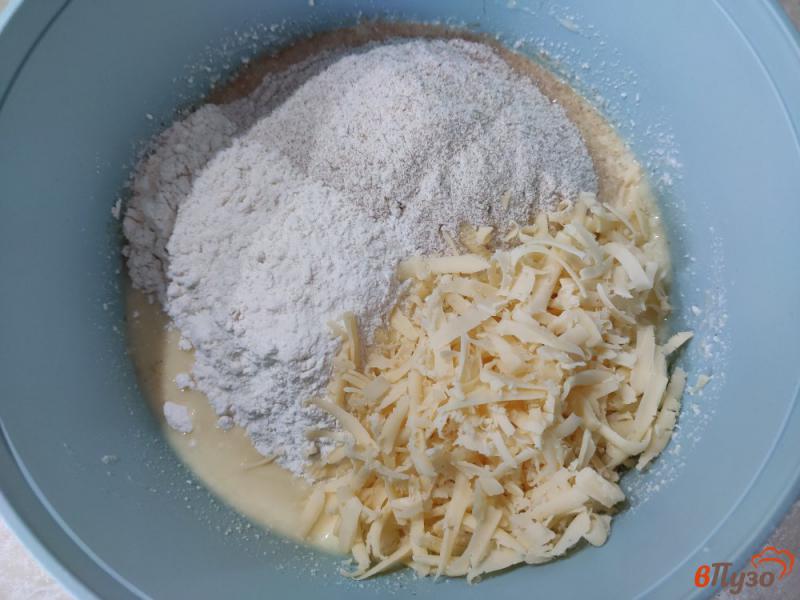 Фото приготовление рецепта: Пирог с творогом и сыром на сковороде шаг №4