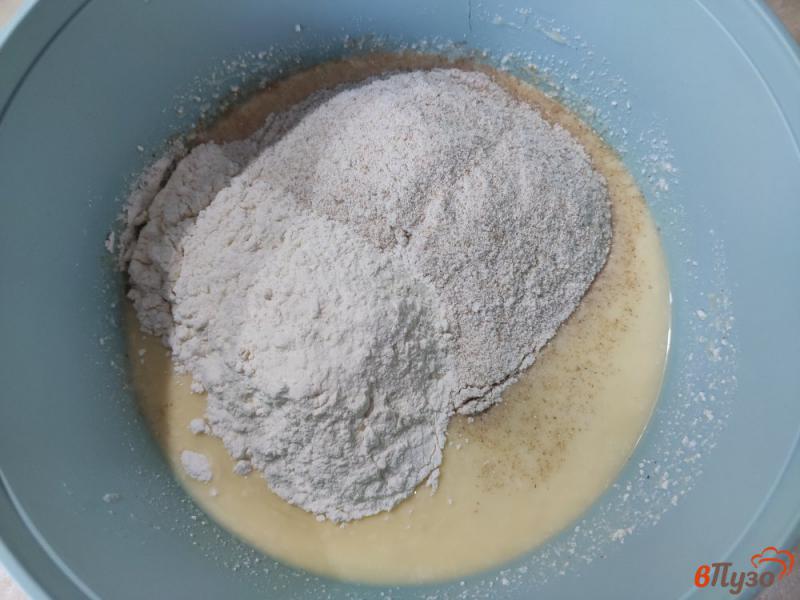 Фото приготовление рецепта: Пирог с творогом и сыром на сковороде шаг №3