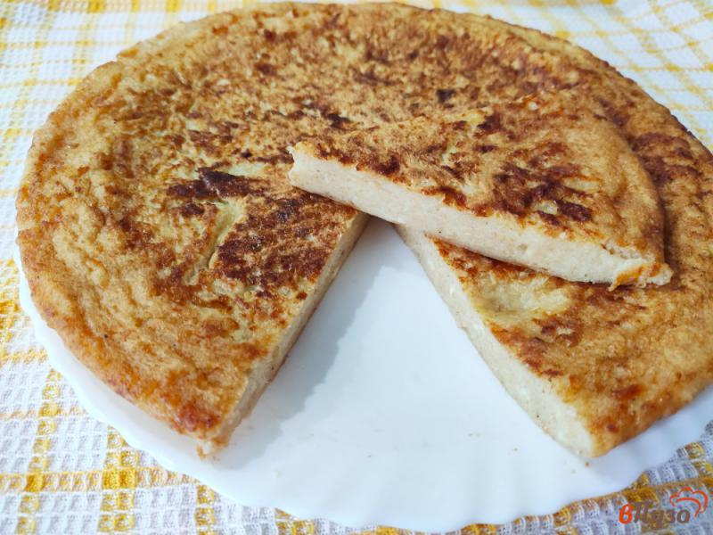 Фото приготовление рецепта: Пирог с творогом и сыром на сковороде шаг №8