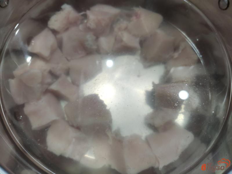 Фото приготовление рецепта: Картофельный суп с курицей и плавлеными сырками шаг №1