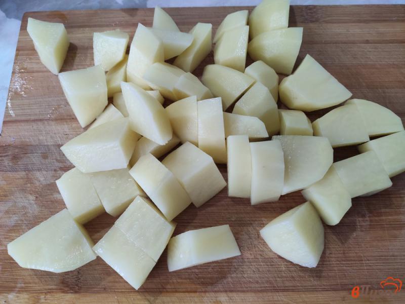 Фото приготовление рецепта: Картофельный суп с курицей и плавлеными сырками шаг №2