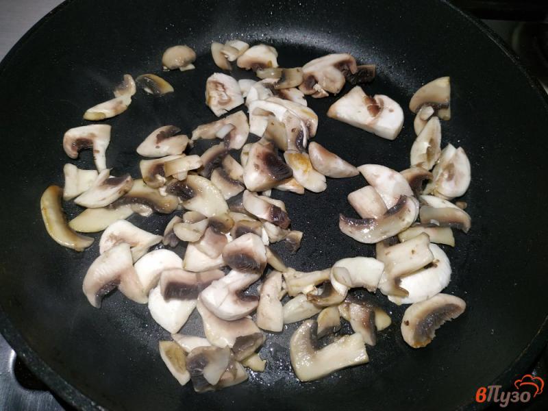 Фото приготовление рецепта: Куриные рулетики с грибами шаг №2